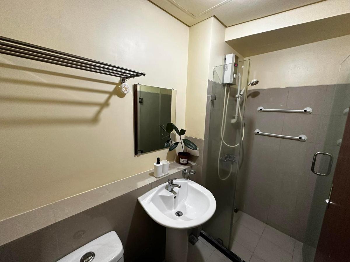 Modern Condo Living In Makati مانيلا المظهر الخارجي الصورة